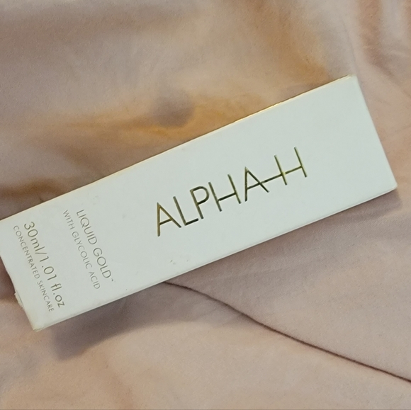 Alpha-hiquid Gold night treatment. Brand new in box and sealed. Full size.